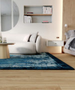 Виниловая плитка Tarkett iD Inspiration Marine Nantes Blond Oak в интерьере светлой спальни.