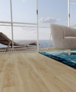 Виниловая плитка Tarkett iD Inspiration Marine Nantes Blond Oak в лаунж-зоне с видом на море.