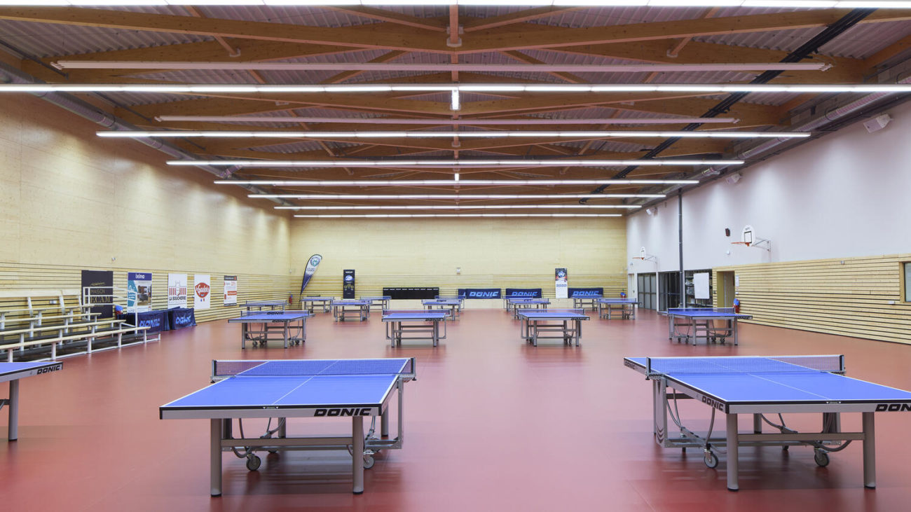 Спортивное покрытие Tarkett Omnisports Speed Table Tennis красного цвета в интерьере спортивного зала