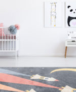 Детский ковер Tarkett Sunny Kids 01KGK с ракетами в интерьере светлой детской комнаты