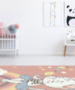 Детский ковер Tarkett Sunny Kids 06RWR с рисунком кошечки в интерьере светлой детской комнаты