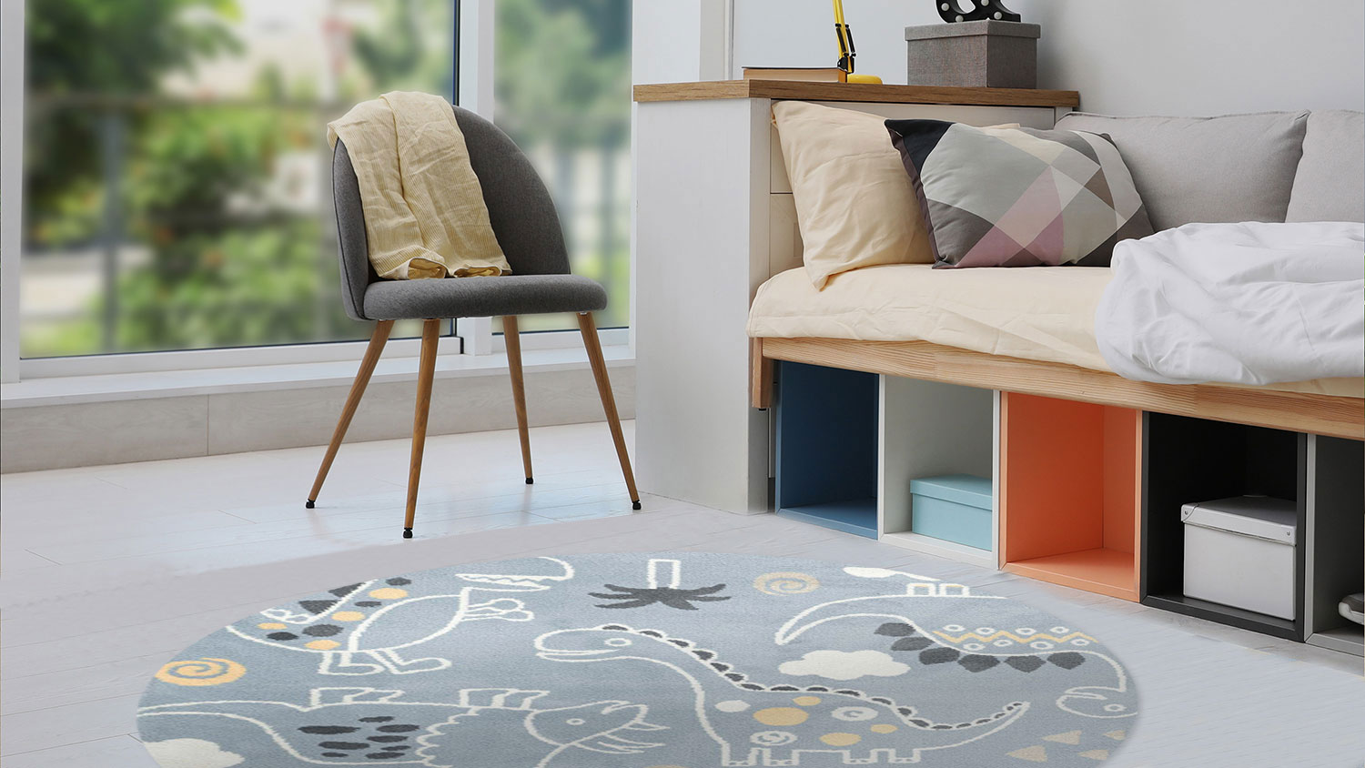 Круглый детский ковер Tarkett Sunny Kids 13KWK с динозаврами в интерьере светлой детской комнаты