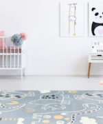 Детский ковер Tarkett Sunny Kids 13KWK с динозаврами в интерьере светлой детской комнаты