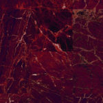 Текстура ковролина Desso Sense of Marble AA81 2118 с рисунком под бордовый мрамор.