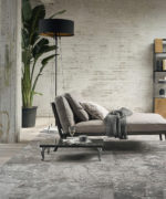 Крупный план текстуры виниловой плитки Tarkett iD Inspiration 55 Chatillon Oak Brown.