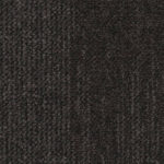 Крупный план лицевой поверхности ковровой плитки Desso Essence AA92 9502 темно-серого цвета.