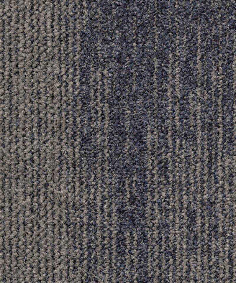 kovrovaia-plashka-desso-essence-essence-aa92-9507 Крупный план лицевой поверхности ковровой плитки Desso Essence AA92 9507 сине-серого цвета.