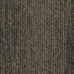 Крупный план лицевой поверхности ковровой плитки Desso Essence AA92 9521 коричневого цвета.
