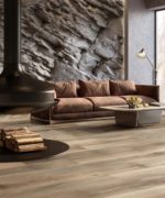 Пример кварц-виниловой плитки Timber Art Vinyl Blackwood Alexander в интерьере гостиной с камином.
