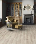 Пример кварц-виниловой плитки Timber Art Vinyl Blackwood Astrid в интерьере домашней библиотеки с камином.