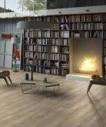 Пример кварц-виниловой плитки Tarkett Art Vinyl Timber Eastwood Antoine в интерьере гостиной с камином.