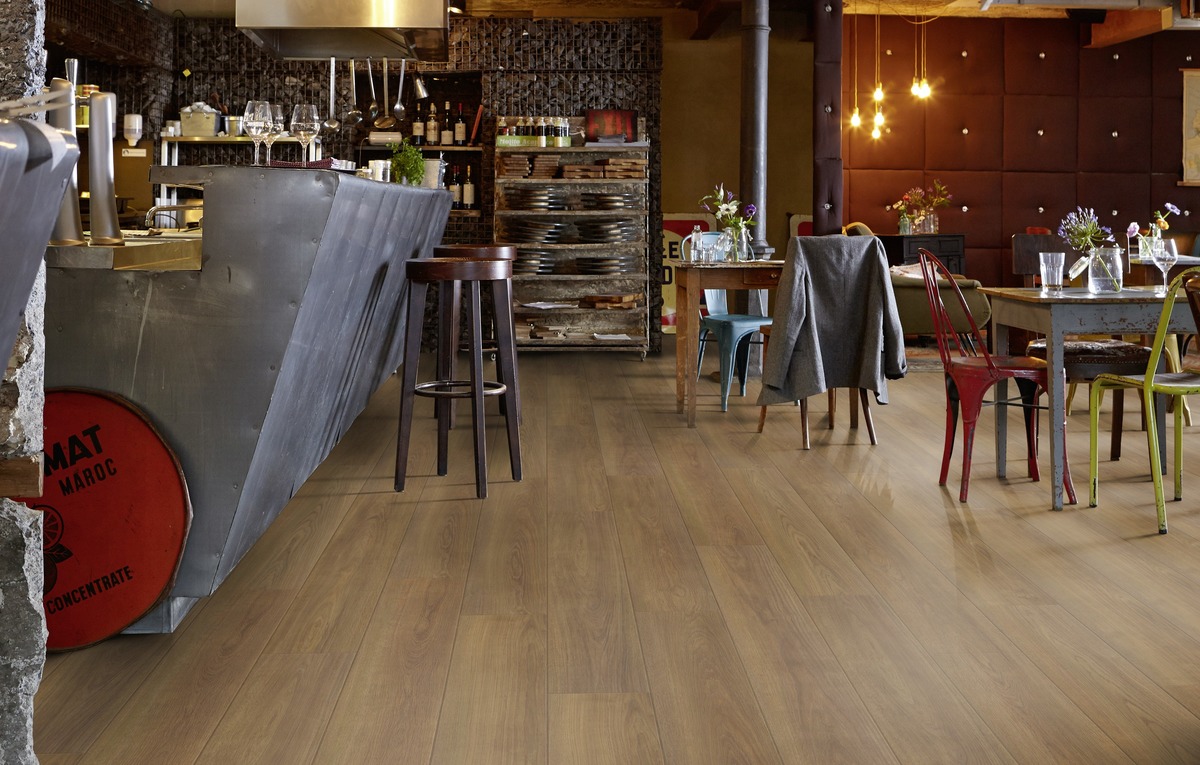 Пример ламината Tarkett Easy Line 5G Kingsley Oak Brown в интерьере ресторана.