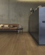 Пример ламината Tarkett Easy Line 5G Kingsley Oak Brown в интерьере зоны ресепшен.