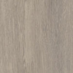 Крупный план виниловой плитки Tarkett Living Oak Grey с матовой текстурой под серый дуб.