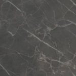 Крупный план виниловой плитки Tarkett Marble Black с матовой текстурой под черный мрамор.