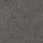 Крупный план виниловой плитки Tarkett Modern Terrazzo Black с текстурой под черный камень.