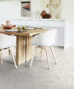 Виниловая плитка Tarkett iD Inspiration 30 Terrazzo Classical Nero в интерьере столовой.