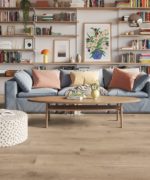 Виниловая плитка Tarkett iD Click Ultimate 30 Contemporary Oak Natural в гостиной.