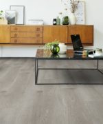 Виниловая плитка Tarkett iD Click Ultimate 30 Contemporary Oak Grey в гостиной.