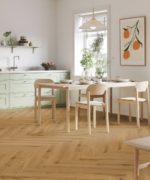 Виниловая плитка Tarkett iD Click Ultimate 30 Delicate Oak Toffee в интерьере обеденной зоны.