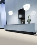 Пример укладки натурального линолеума Tarkett Veneto xf² 100% Linen Eco 500 в интерьере ресепшен