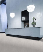Пример укладки натурального линолеума Tarkett Veneto xf² Concrete Eco 501 в интерьере ресепшен