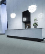 Пример укладки натурального линолеума Tarkett Veneto xf² Eco 506 в интерьере ресепшен