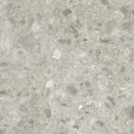 Крупный план лицевой поверхности гетерогенного линолеума Tarkett Brecciastone Grey с текстурой терраццо