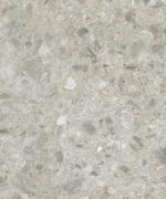 Крупный план лицевой поверхности гетерогенного линолеума Tarkett Brecciastone Grey с текстурой терраццо