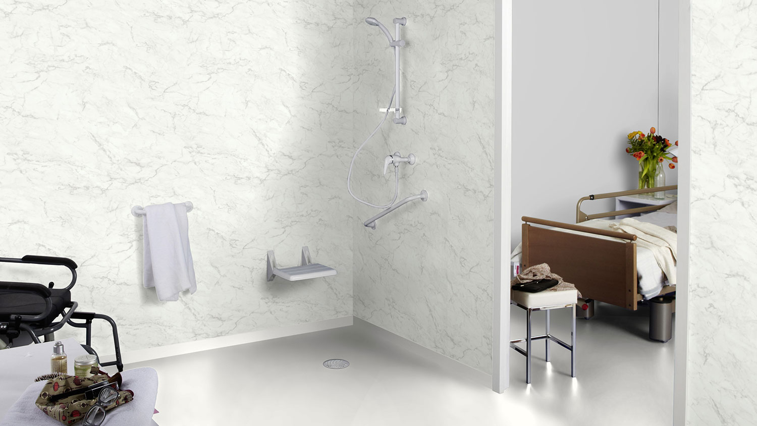 Пример использования влагостойкого настенного покрытия Tarkett Marble Carrare в светлом интерьере душевой палаты