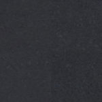 Крупный план гомогенного линолеума Tarkett iQ Natural Black с глубокой матовой текстурой и мелкими частицами