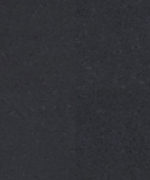 Крупный план гомогенного линолеума Tarkett iQ Natural Black с глубокой матовой текстурой и мелкими частицами