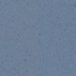Крупный план гомогенного линолеума Tarkett iQ Natural Blue со сдержанной мелкозернистой структурой чипсов