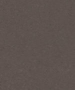 Крупный план гомогенного линолеума Tarkett iQ Natural Dark Brown с защитной матовой поверхностью