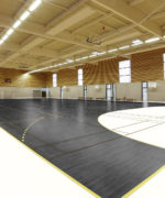 Пример укладки спортивного линолеума Tarkett Omnisports Maple Black в интерьере мультиспортивного комплекса