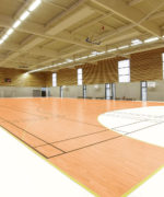 Пример бесшовной укладки амортизирующего линолеума Tarkett Omnisports Maple Golden в многофункциональном физкультурном комплексе