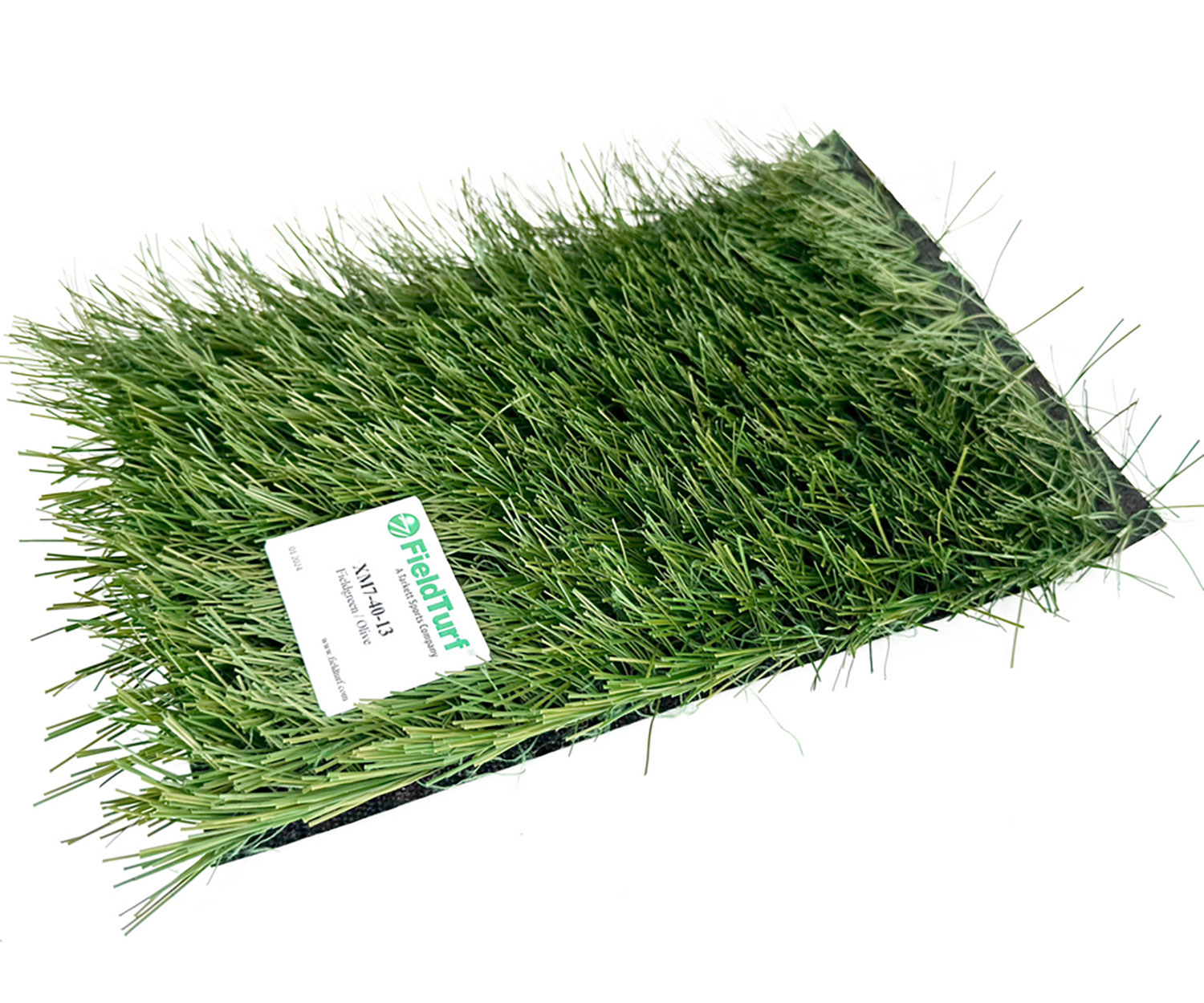 Образец спортивной искусственной травы FieldTurf XM7 40-13 на прочной латексной подложке с этикеткой