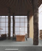 Натуральный линолеум Tarkett Lino Loose Lay Veneto Aluminium 672 серого цвета в эко-интерьере обеденной зоны с колоннами-деревьями