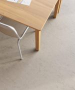 Натуральный линолеум Tarkett Lino Loose Lay Veneto Burlap 911 бежево-серого цвета в интерьере, ракурс у стола