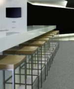 Натуральный линолеум Tarkett Veneto Aluminium 672 серого цвета в эко-интерьере обеденной зоны с колоннами-деревьями