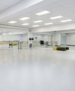 Пример укладки танцевального линолеума Dancefloor Uni Silver Grey в хореографическом зале