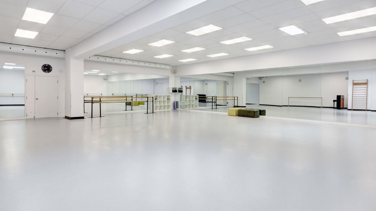 Пример укладки танцевального линолеума Dancefloor Uni Silver Grey в просторной балетной студии