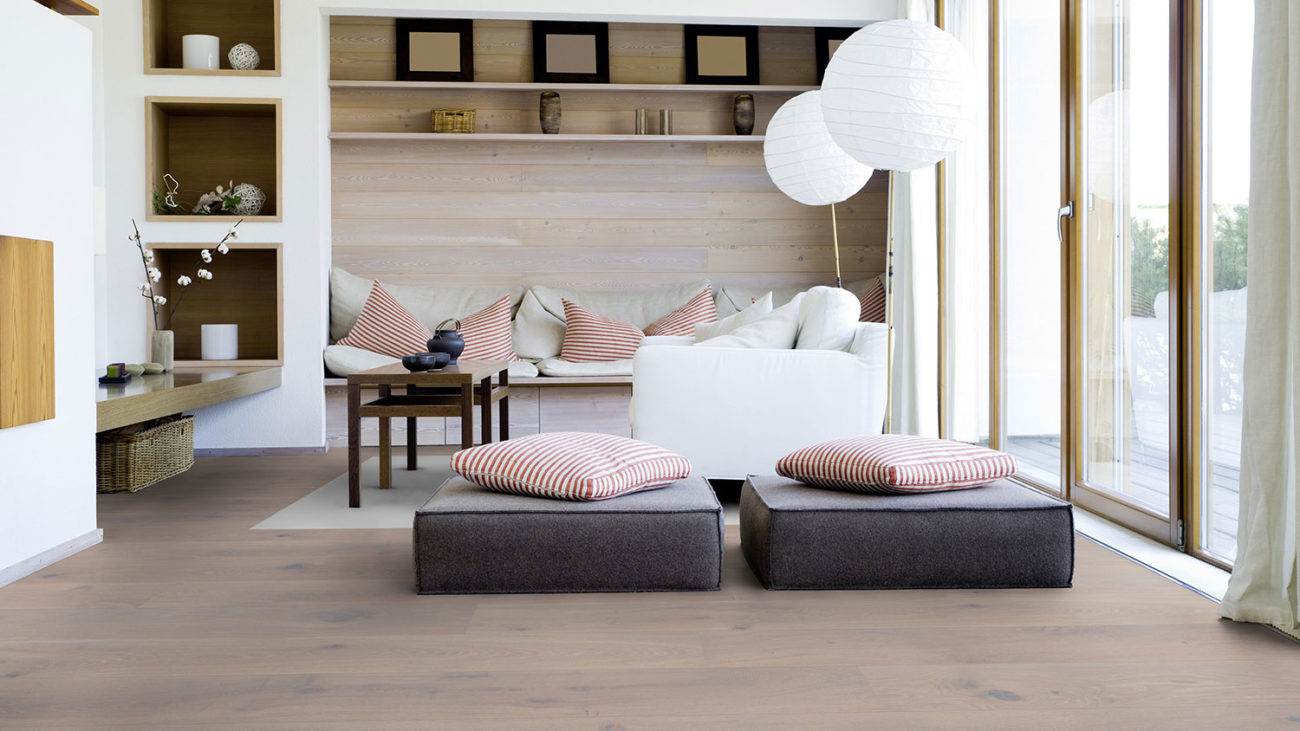 Паркетная доска Tarkett Heritage Oak Urban Grey в интерьере гостиной в эко-стиле.