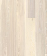 Крупный план лицевой поверхности однополосной паркетной доски Tarkett Prestige Ash Seashell.