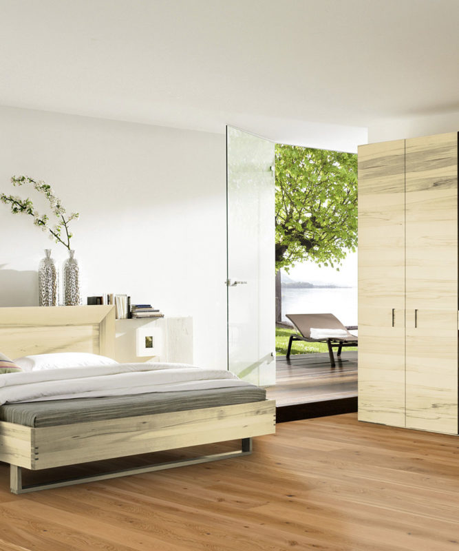 Паркетная доска Tarkett Prestige Oak Boardwalk в светлом интерьере современной спальни.