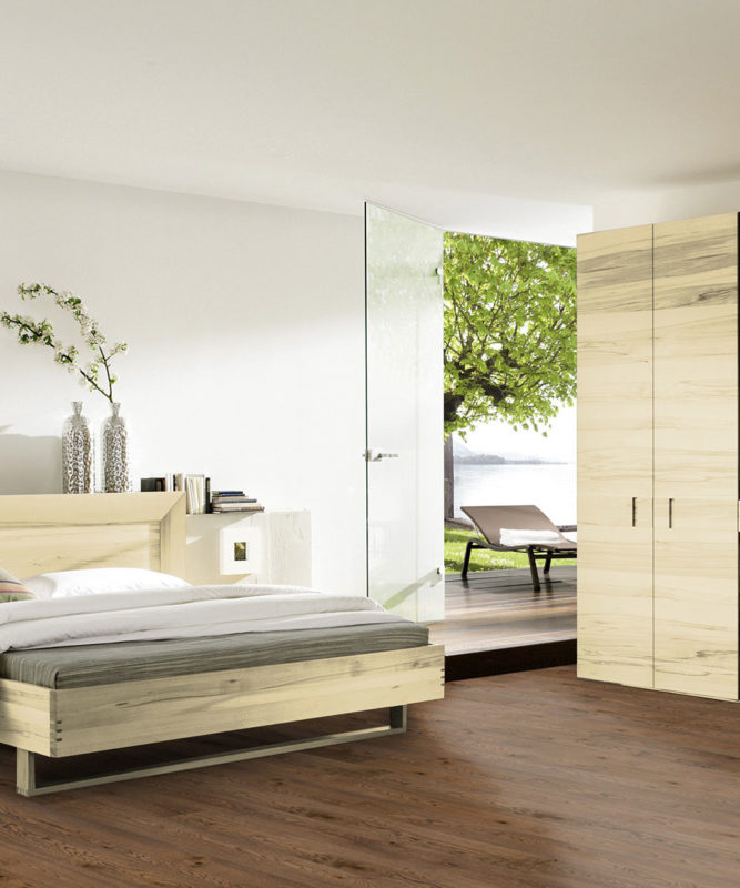 Паркетная доска Tarkett Prestige Oak Scallop в современном интерьере светлой спальни.
