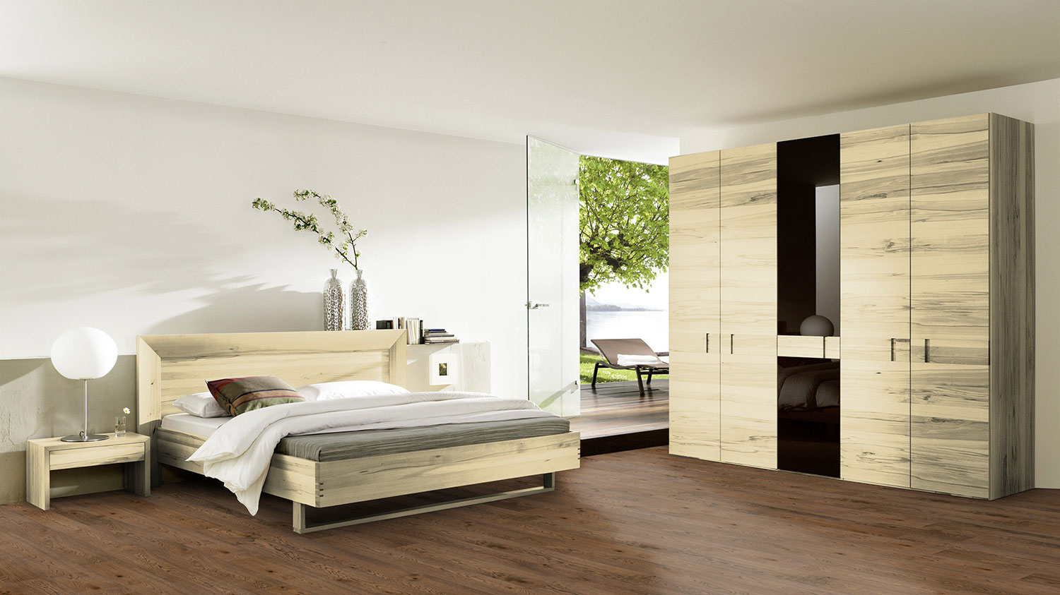 Паркетная доска Tarkett Prestige Oak Scallop в современном светлом интерьере спальни.