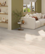 Пример укладки премиальной паркетной доски Tarkett Grace Oak Beige Cashmere в уютном современном интерьере гостиной