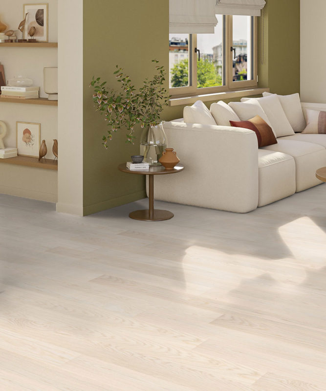 Пример укладки премиальной паркетной доски Tarkett Grace Oak Beige Cashmere в уютном современном интерьере гостиной