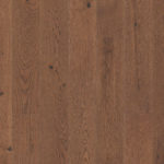 Крупный план вертикальной раскладки паркетной доски Sommer Classic Plank Каспий браш с сучками.